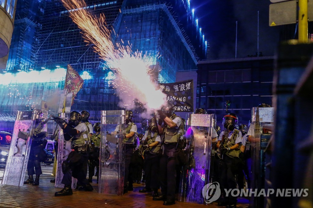 시위대에 최루가스 발포하는 홍콩 경찰