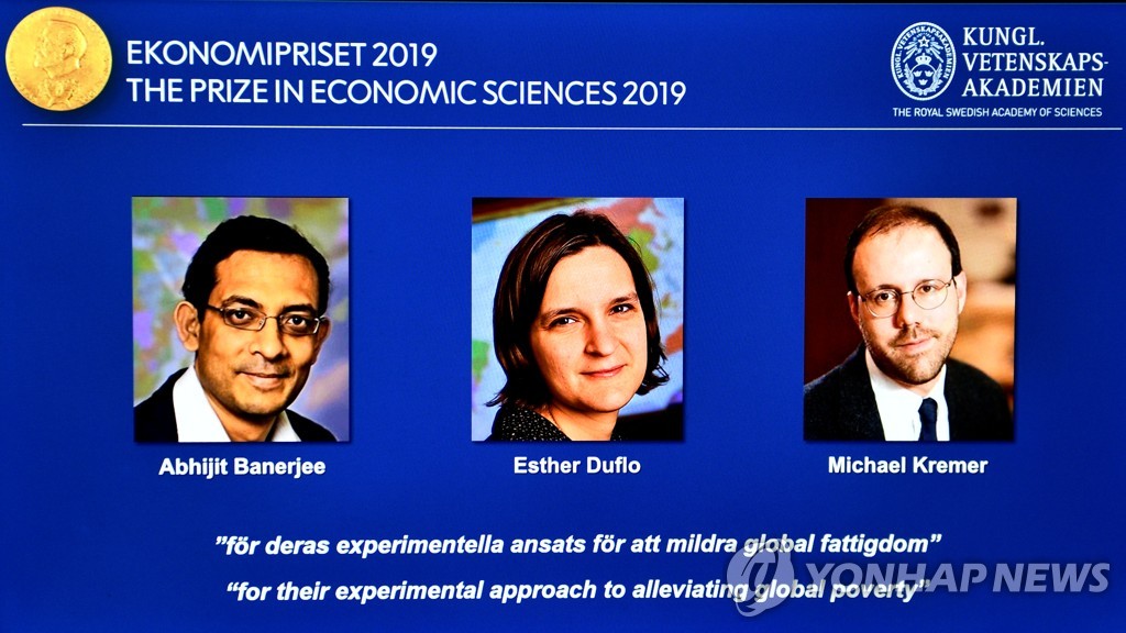 왼쪽부터 2019년 노벨경제학상을 수상한 아브히지트 바네르지(58), 에스테르 뒤플로(47), 마이클 크레이머(55) [TT·로이터=연합뉴스]