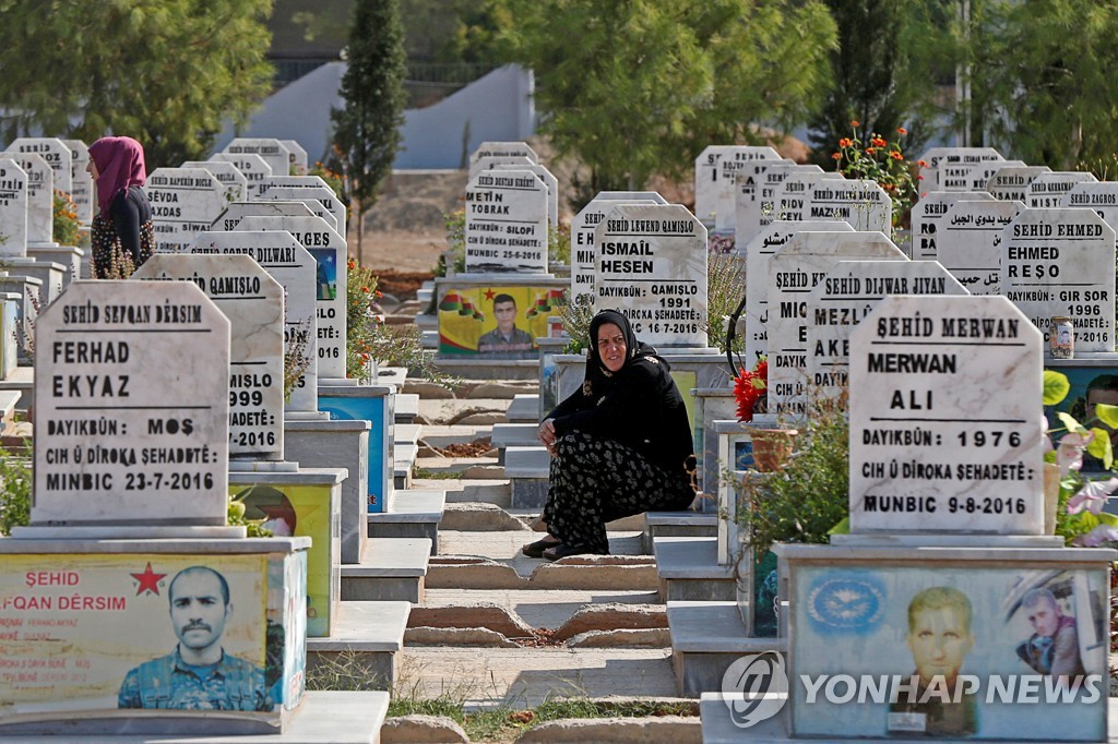  22일 시리아 북부 까미슐리에 있는 묘지에서 전사자를 애도하는 쿠르드인