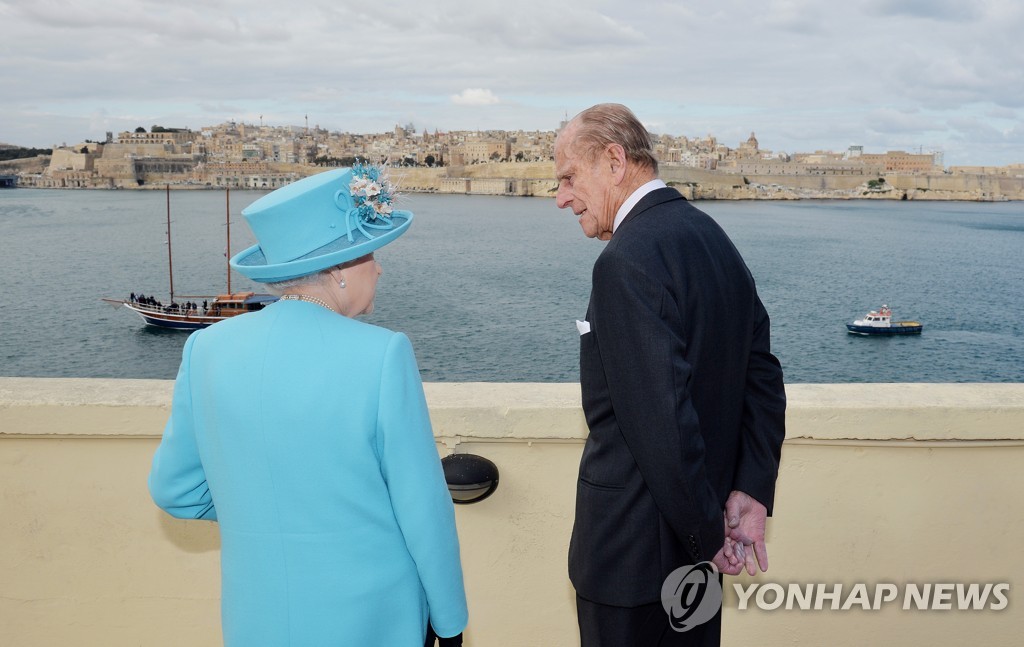 2015년 11월 몰타를 방문했을 당시 영국 엘리자베스 2세 여왕이 부군인 필립공과 대화를 나누는 모습. [로이터=연합뉴스]