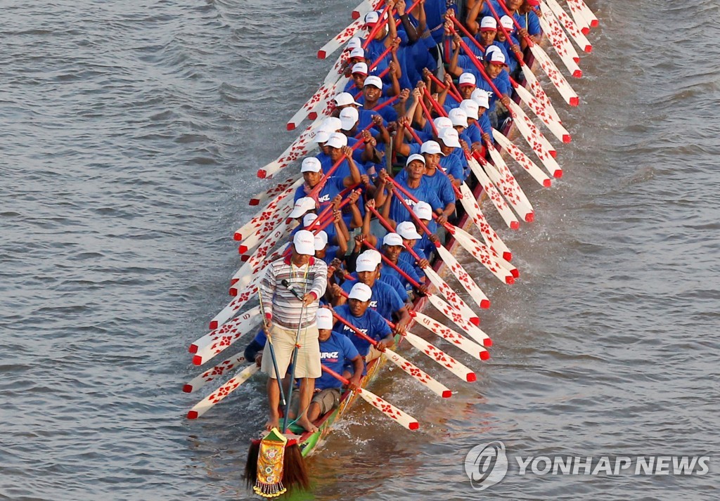 FESTIVAL-WATER/CAMBODIA-DRAGONBOAT