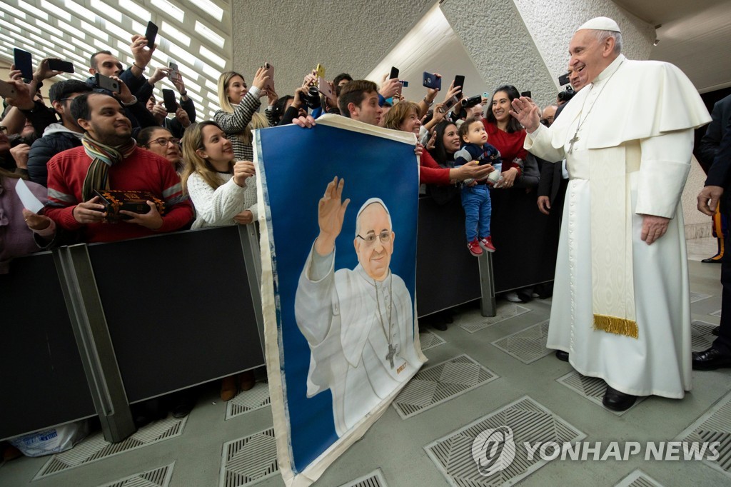 프란치스코 교황이 15일(현지시간) 바티칸에서 열린 수요 일반 알현에서 신자들과 반갑게 인사를 나누는 모습. [로이터=연합뉴스]