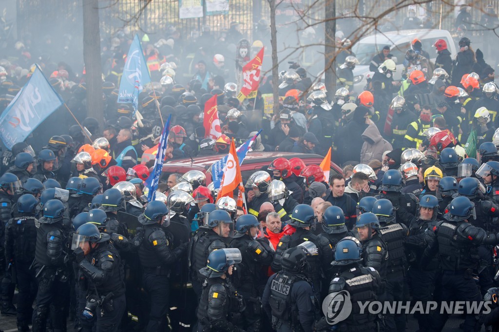 FRANCE-PROTESTS/FIREFIGHTERS