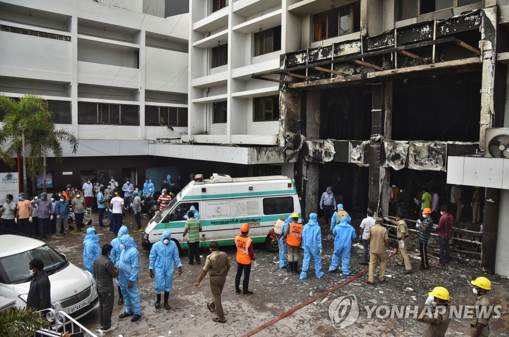9일 화재가 발생한 인도의 호텔 건물. 한 사설병원이 임차해 코로나19 환자 수용시설로 이용 중이었다.