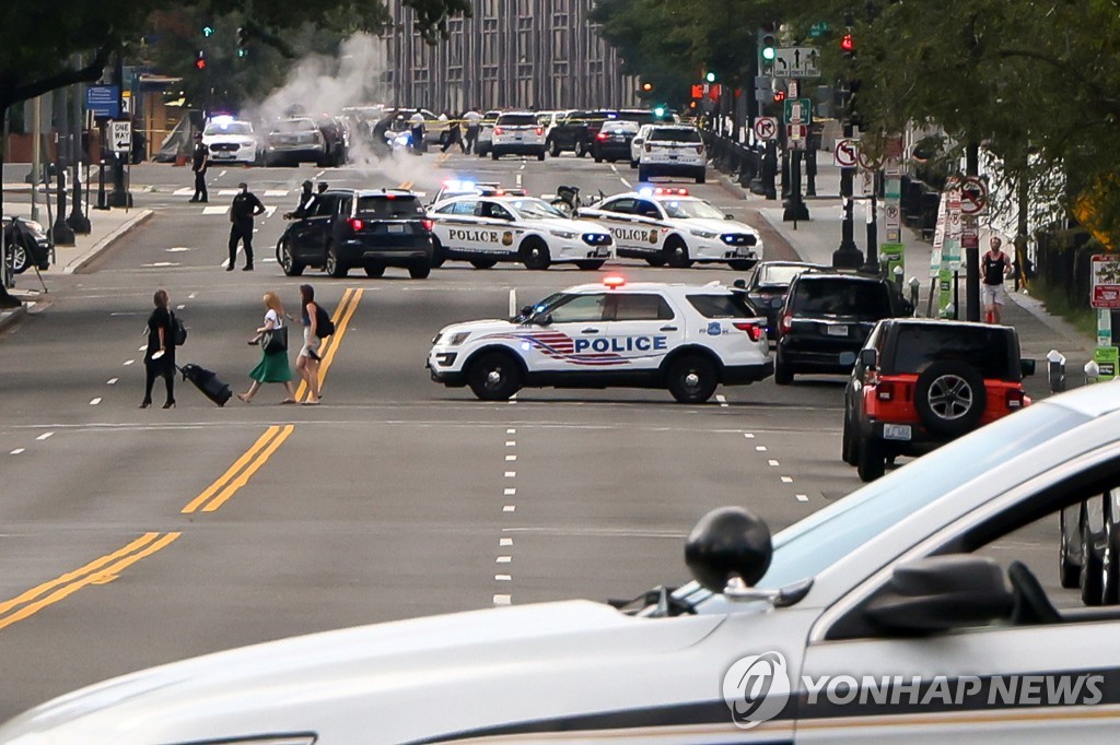 10일(현지시간) 총격사건이 발생한 미국 워싱턴DC 백악관 인근에서 경찰들이 경비를 서고 있다. [로이터=연합뉴스]