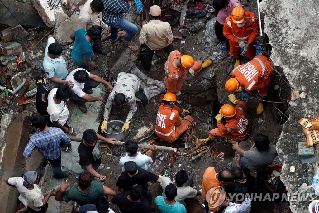 붕괴 사고 당일 구조 작업 진행 중인 인도 국가재난대응군(NDRF)의 모습