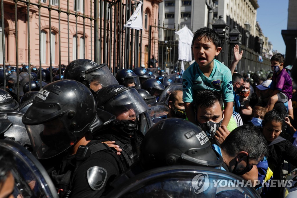 마라도나 빈소가 마련된 아르헨티나 대통령궁에 몰린 추모 인파와 이를 막는 경찰