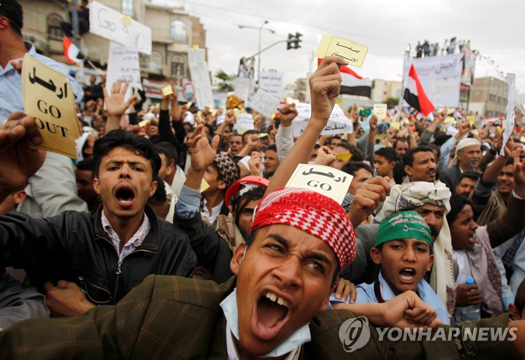 2011년 3월 30여년간 독재한 알리 압둘라 살레 예멘 대통령 퇴진을 요구하는 시위대 모습. [로이터=연합뉴스 자료사진]