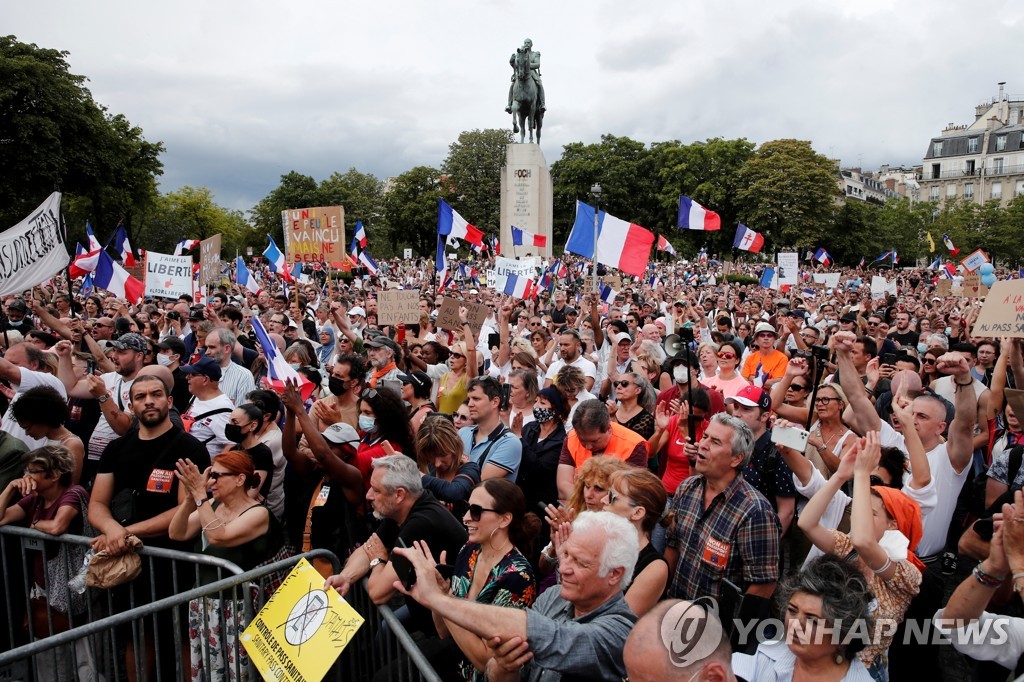 HEALTH-CORONAVIRUS/FRANCE-PROTEST