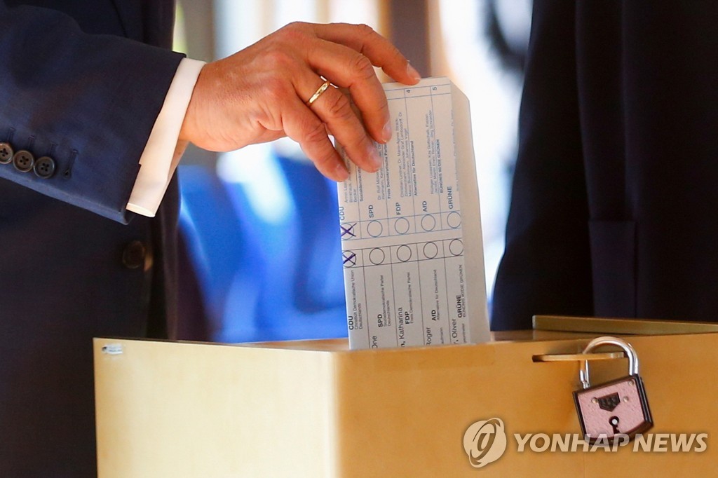 투표용지 잘못 접은 아르민 라셰트 기민·기사당연합 총리 후보[로이터=연합뉴스]