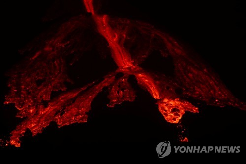 산줄기를 붉게 물들인 용암
