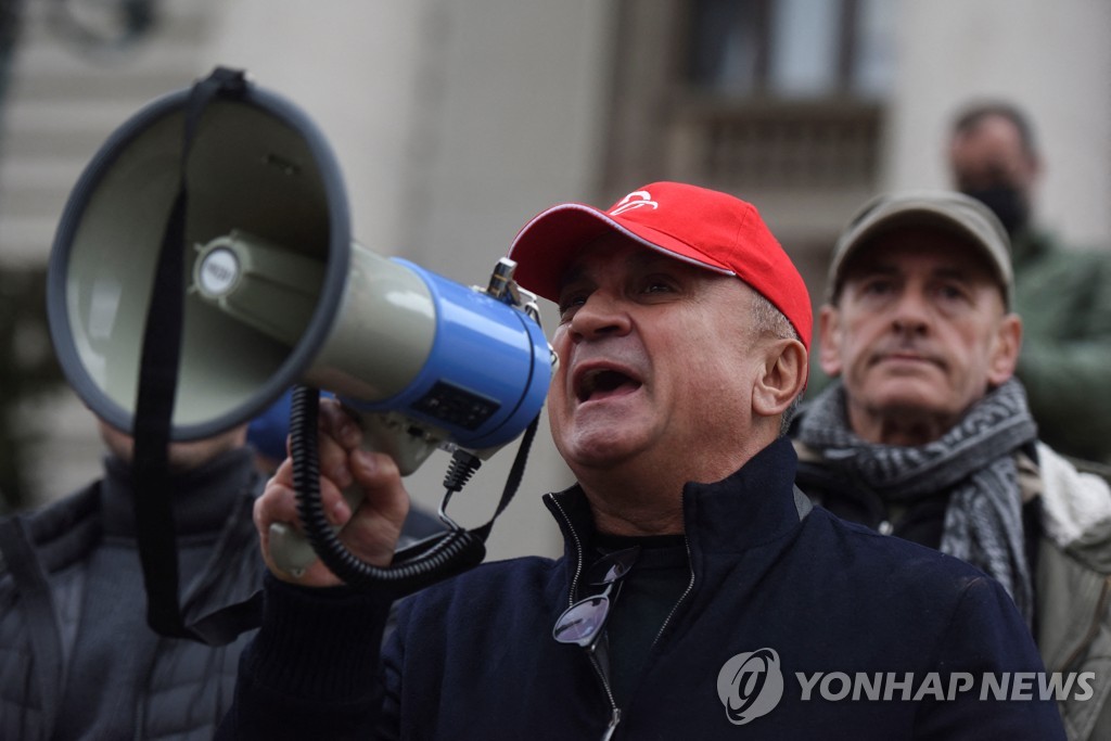 세르비아 국회 앞에서 시위에 나선 조코비치 아버지.