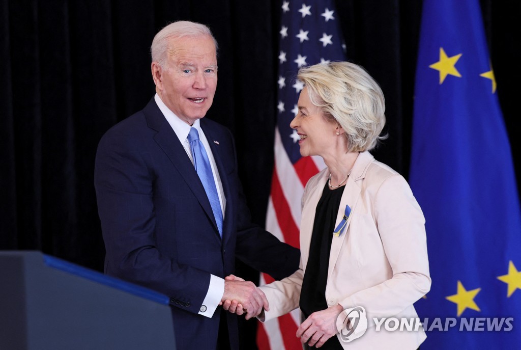 (브뤼셀 로이터=연합뉴스) 조 바이든 미국 대통령(왼쪽)과 우르줄라 폰데어라이엔 유럽연합(EU) 집행위원장이 25일(현지시간) 벨기에 브뤼셀에서 기자회견 후 악수하고 있다. 2022.3.25. photo@yna.co.kr