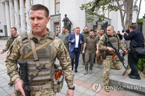 우크라이나 수도 찾은 폴란드 대통령