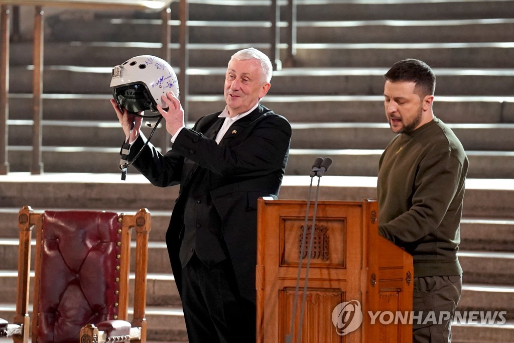 우크라 조종사 헬멧 선물