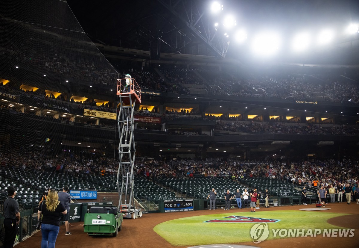 MLB 다저스-애리조나 경기, 벌떼 때문에 2시간 가까이 시작 지연