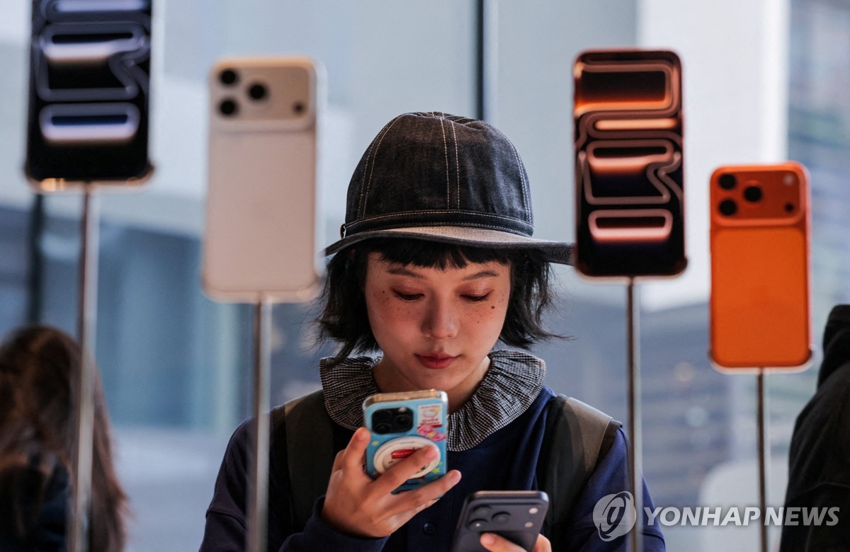 중국 베이징의 애플 스토어에 전시된 아이폰17 시리즈