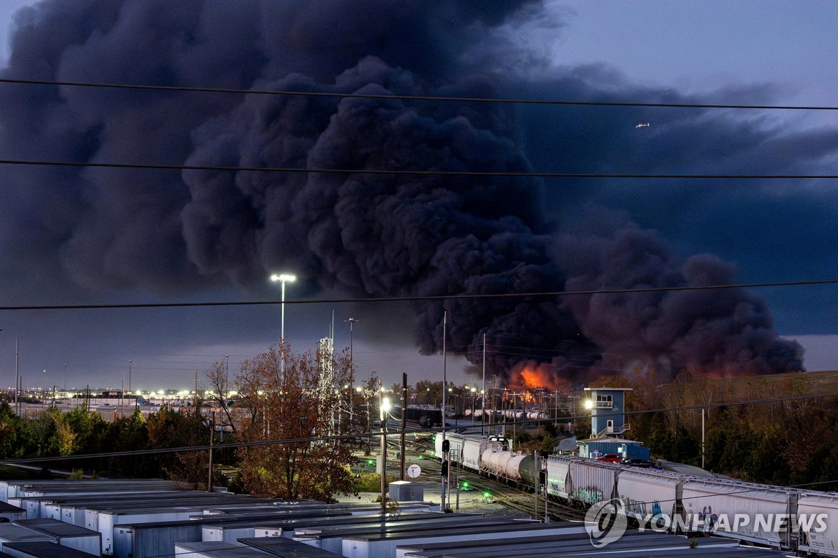 지난 4일 미국 켄터키주 루이빌 국제공항에서 발생한 화물기 추락·폭발 사고로 검은 연기가 치솟는 모습.