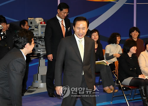 스튜디오 들어서는 이 대통령