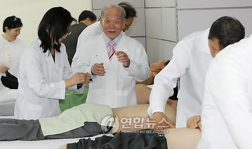 국회에서 열린 무료 뜸시술시연회에 참석중인 김남수(자료)