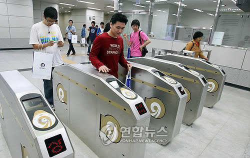 지하철 9호선을 이용하고 있는 시민들(자료사진)