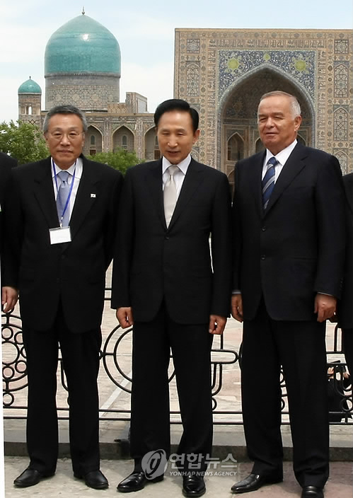 이 대통령 수행한 황석영씨(왼쪽).