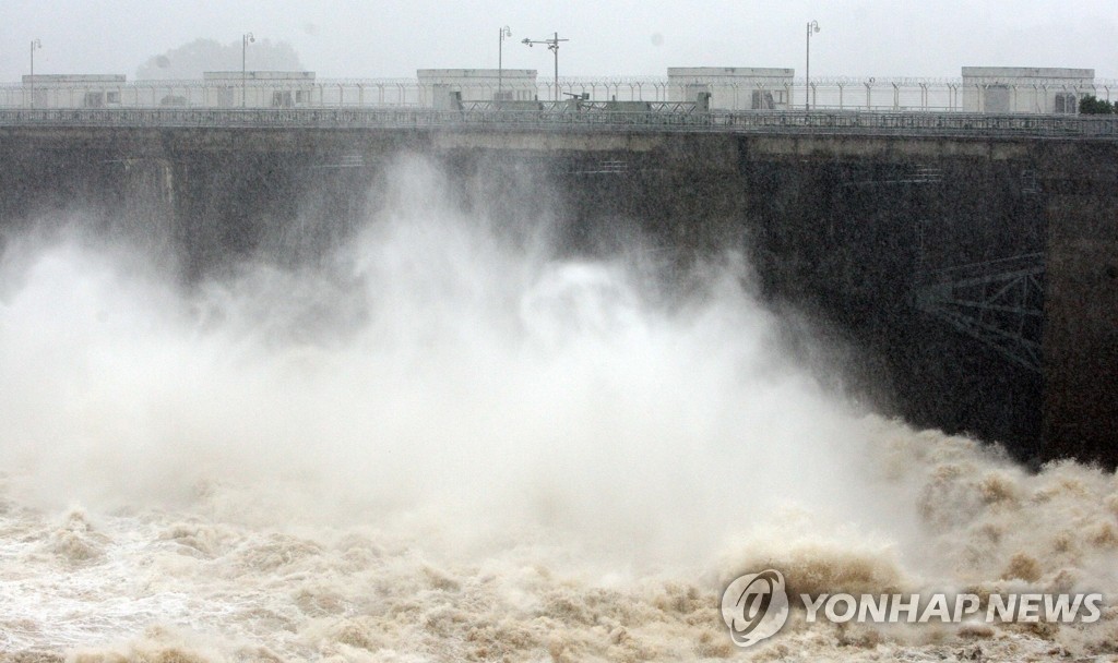 폭우로 방류시작하는 팔당댐