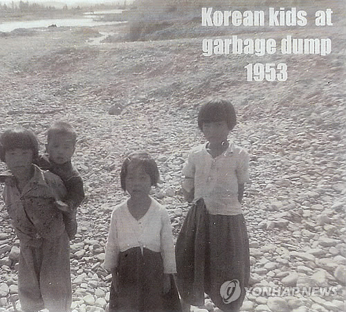 쓰레기장 앞의 한국 어린이들