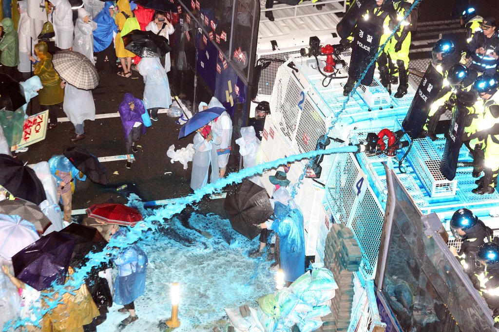 파란색 물대포 쏘는 경찰