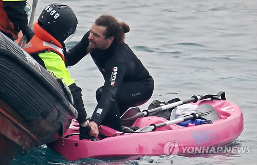 해군기지 시위로 추방당할 벤자민 모네