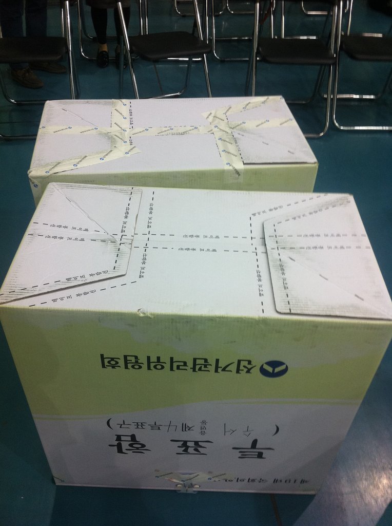 지난 11일 서울 강남을 개표가 진행중인 서울 강남구 학여울역 SETEC 개표장에서 투표함 봉인 처리가 안된 투표함 24개가 무더기로 나와 유효투표에서 제외돼 한쪽에 모아져 있는 모습.(자료사진)