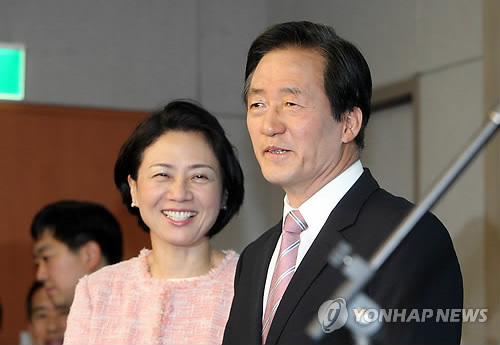 새누리당 서울시장 경선후보인 정몽준 의원의 부인 김영명(58)씨가 아들의 "국민정서 미개" 발언에 대해 최근 "'바른 소리 했다'고 격려해주시는데, 시기가 안 좋았다"고 말한 것으로 알려져 '부적절 발언' 논란이 일고 있다. 사진은 정몽준 의원 부부. (연합뉴스 DB)