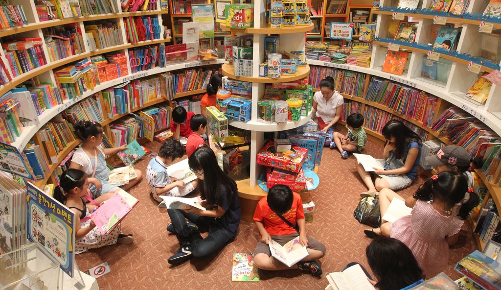 서울시 종로구 광화문 교보문고에서 어린이들과 학부모들이 동화책을 보고 있다.(자료사진)