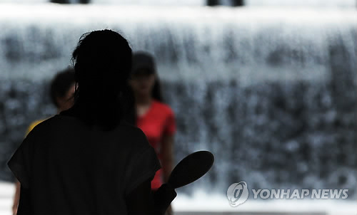 전국 대체로 맑고 다시 무더위…곳곳에 소나기 - 1