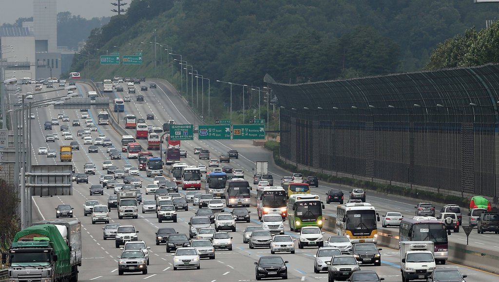 민족 최대 명절인 추석 연휴를 맞아 성남시 궁내동 톨게이트에 서울을 빠져나가는 차량들. <<연합뉴스DB>>

