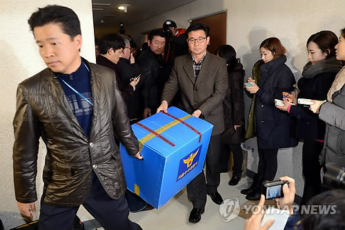 국정원 여직원 경찰에 컴퓨터 임의제출