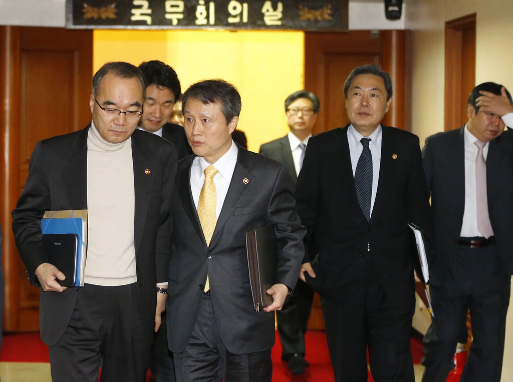 대화하는 국토부장관과 기재부장관