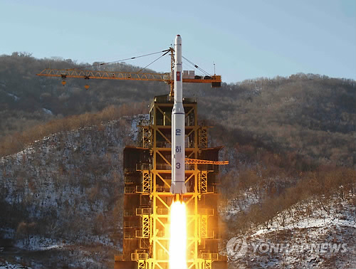 북한의 장거리 로켓인 은하 3호. (AP/조선중앙통신=연합뉴스 자료사진)