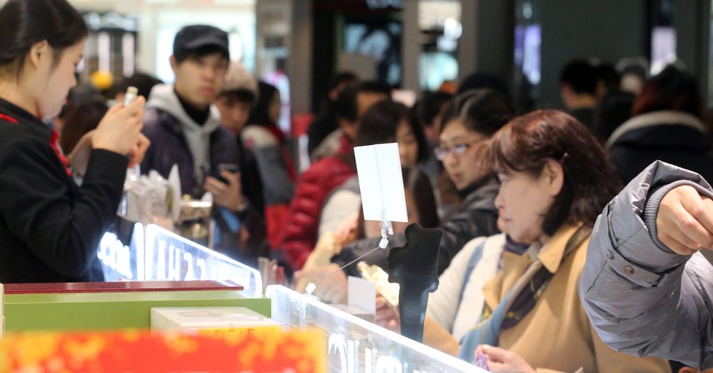 중국인 관광객들이 쇼핑을 즐기고 있다.(자료사진)