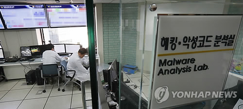 경찰청 사이버테러대응센터 디지털 증거분석실 분석관들이 증거물 분석 작업을 실시하고 있다.(자료사진)
