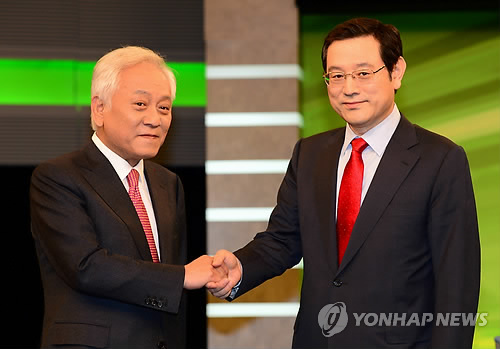 민주통합당 당대표 경선에 출마한 김한길(왼쪽), 이용섭 후보. (자료사진)