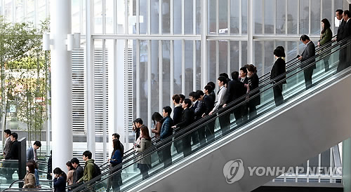 서울 시내 한 빌딩에서 직장인들이 이야기를 나누며 점심식사를 위해 외출하고 있다. <<연합뉴스DB>>