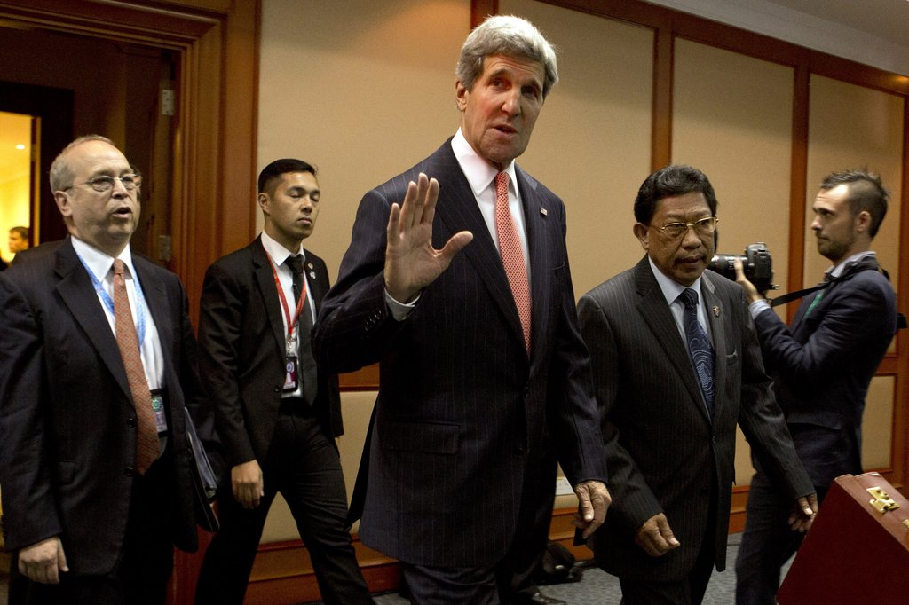존 케리(가운데) 미국 국무장관이 미·아세안(동남아국가연합) 각료회담 장소인 ICC에 도착하는 모습. <<연합뉴스DB>>