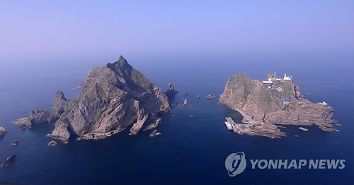하늘에서 본 독도 (독도 국회사진기자단=연합뉴스) 광복절을 앞둔 13일 하늘에서 본 독도 모습. 2013.8.13
photo@yna.co.kr