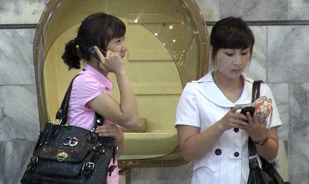 북한 평양시내에서 주민들이 휴대전화를 사용하고 있다. << 연합뉴스 DB>>