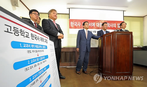 양진오 교학사 대표이사(오른쪽 두번째)가 16일 오후 서울 마포구 공덕동 본사 회의실에서 '우편향'·사실오류 논란을 빚고 있는 자사 한국사 교과서에 대한 입장을 발표하고 있다. << 연합뉴스 DB >>