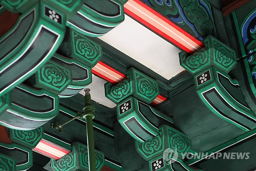 지난달 30일 숭례문 종합점검단에 공개된 숭례문 1층 문루 내부 중 옛 부재와 신 부재가 제대로 결합되지 못하고 붕 뜬 부분. 이런 곳이 1층 문루만 해도 10여 곳에 달했다. << 연합뉴스 DB >>
