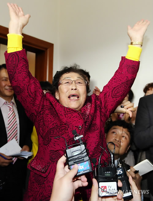 '만세!'
(광주=연합뉴스) 박철홍기자 = 1일 오후 광주지법에서 근로정신대 할머니들이 미쓰비시 중공업을 상대로 한·일 양국 법원에서 힘겨운 소송을 벌인지 14년만에 국내 법원에서 승소 판결을 받았다. 사진은 이날 승소판결이후 기뻐하는 양금덕 할머니가 환호하며 재판장을 나오는 모습. 2013.11.1<<지방기사참조>>
pch80@yna.co.kr