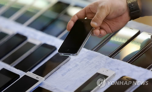 서울 시내 한 스마트폰 매장의 진열대 모습 <<연합뉴스DB>>