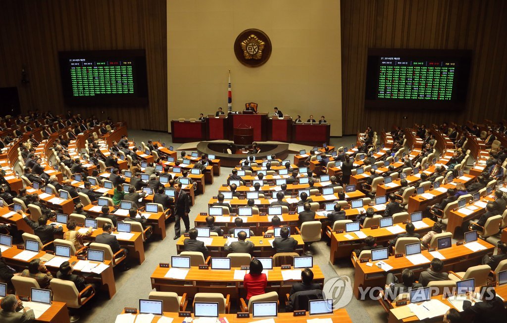 2014년도 예산안이 1월 1일 새벽 국회 본회의에서 통과되고 있다. (연합뉴스 자료사진)